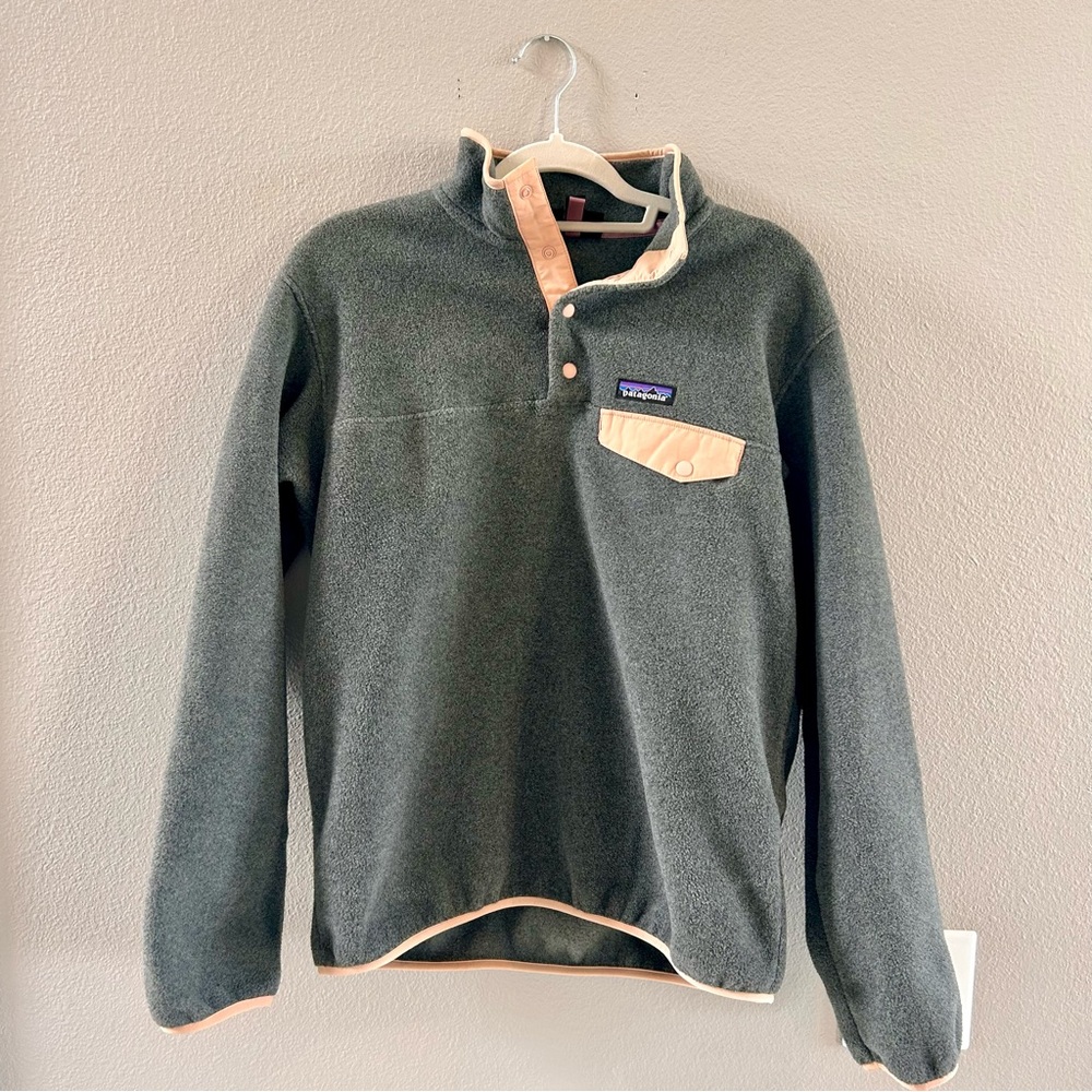 Women’s Patagonia Synchilla Gray/Cream Quarter Snap Pullover. Size Medium